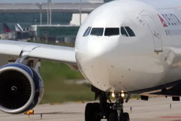 Delta A330 Emergency Landing in Paris After Mid-Air Engine Fire Causes Cabin Blackout