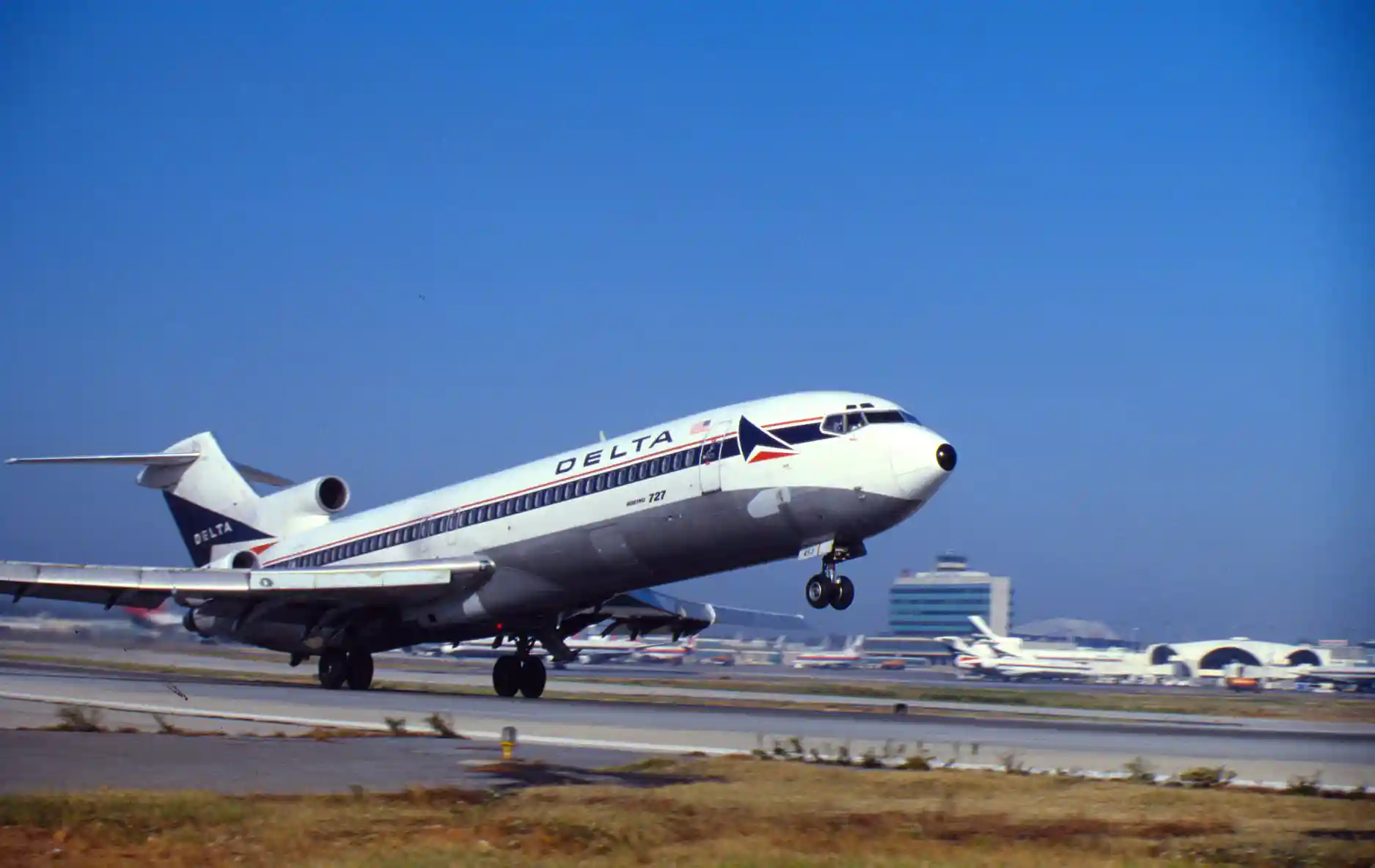 Final Delta Air Lines Boeing 727 passenger flight arriving in Atlanta
