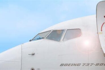 Boeing 737 HUD Failure: How a Single Latch Turned a Safety System Into a Cockpit Threat