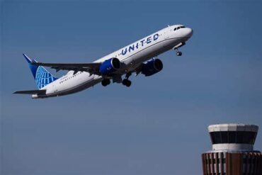United Airlines Pilot Threatens FBI Response After Passenger’s Political Wi-Fi Hotspot Sparks Mid-Flight Tension