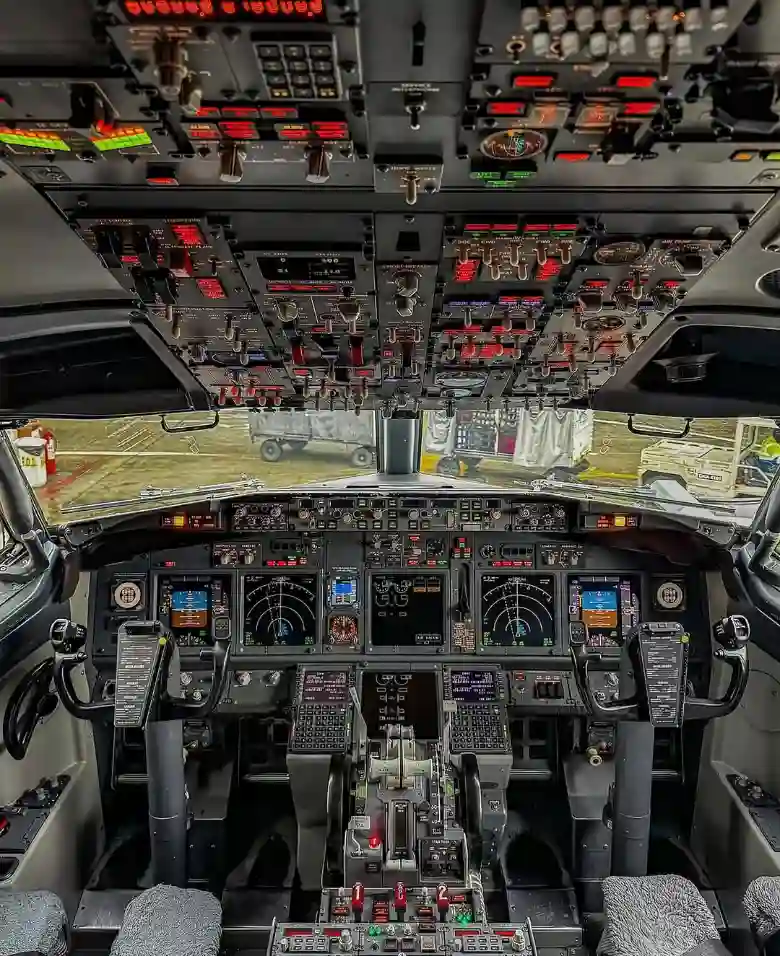 Boeing 737 cockpit control yoke and flight deck instruments