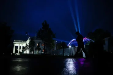 Commercial Pilot Reports Severe Glare From White House UFC Event Lights During Reagan National Airport Approach