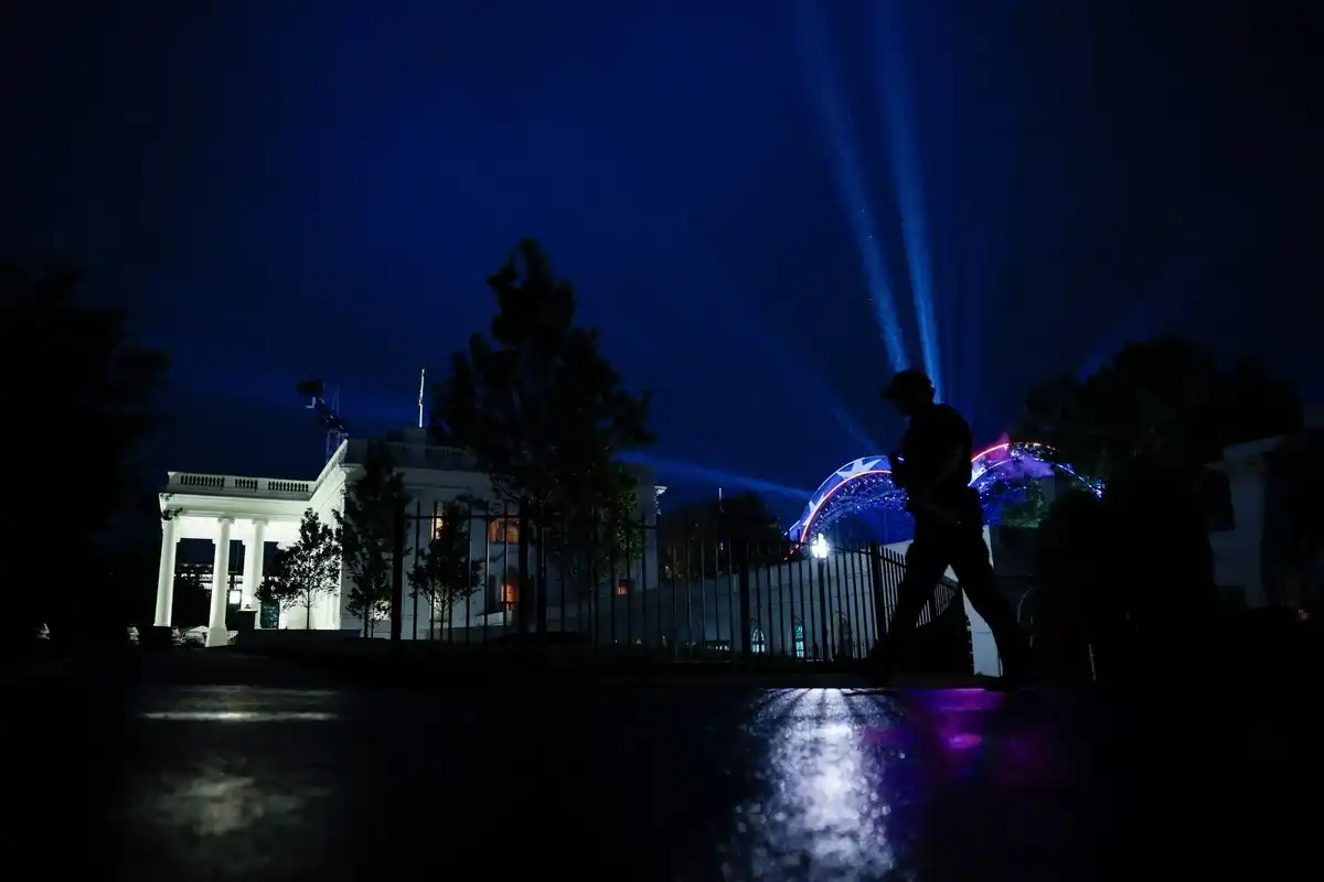 Commercial Pilot Reports Severe Glare From White House UFC Event Lights During Reagan National Airport Approach