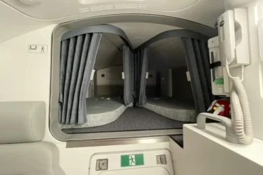 Inside the Hidden Crew Rest Areas of the Airbus A350-1000: Where Pilots and Flight Attendants Sleep Above the Cabin