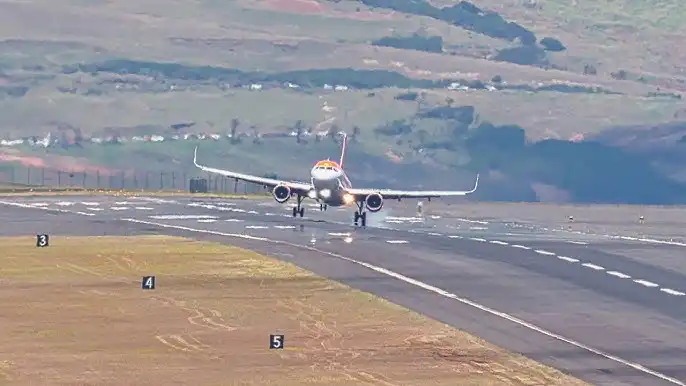 Madeira Airport Easyjet A320 landing during severe crosswind