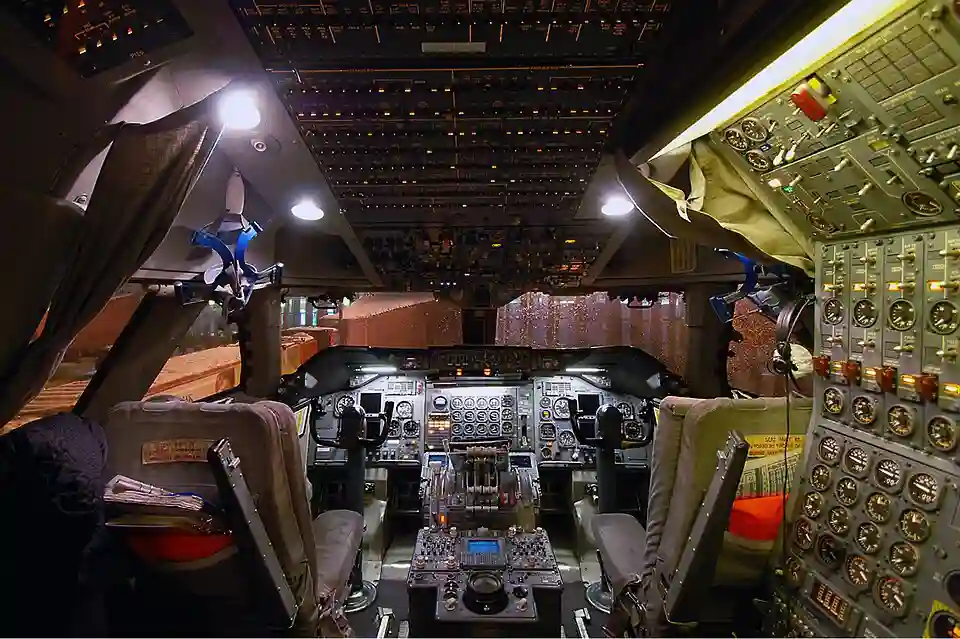 Transaero Boeing 747-300 cockpit