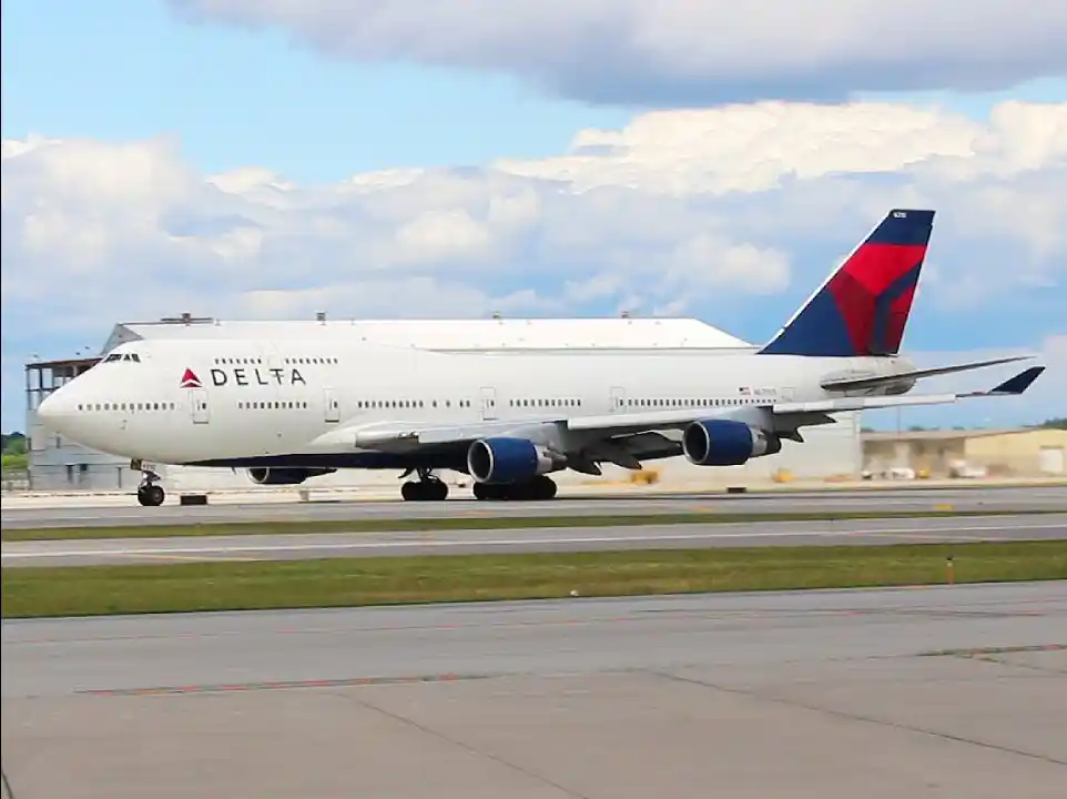 Delta Air Lines Boeing 747-400 boarding passengers for Seoul flight