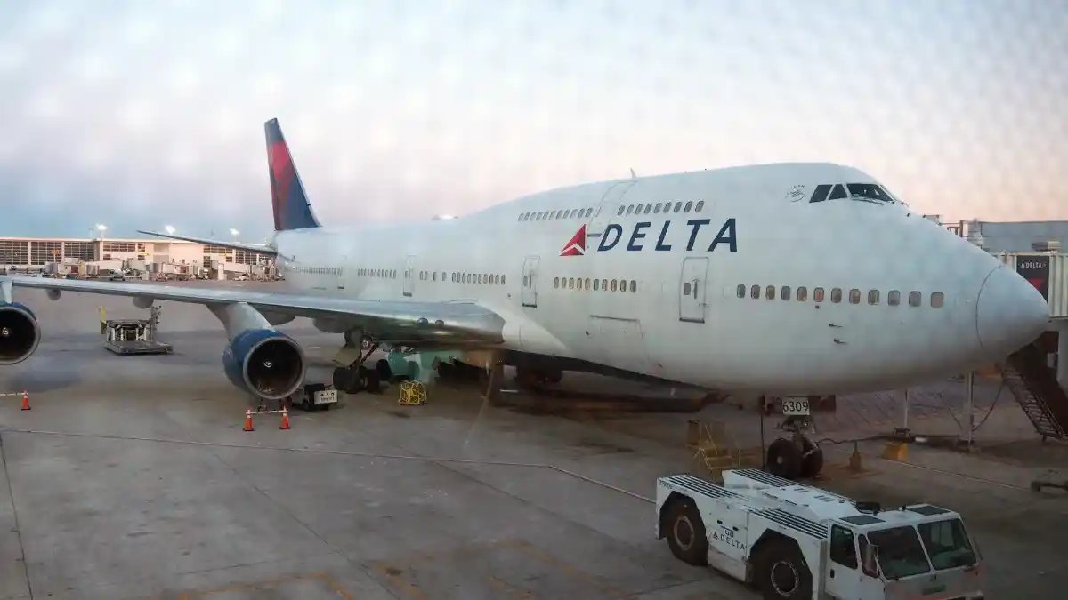 delta air lines final boeing 747 farewell flight arrival in detroit