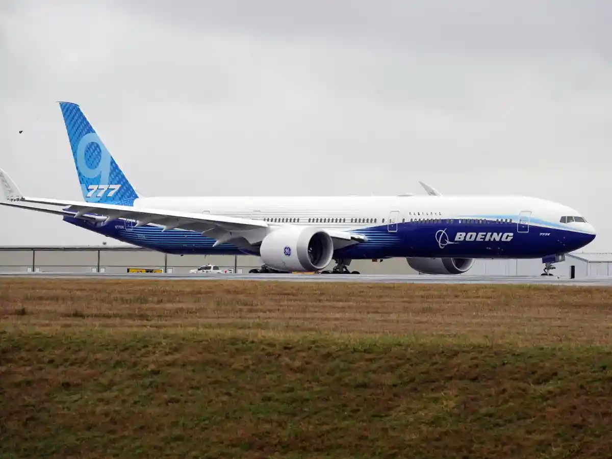 future commercial aircraft folding wingtip technology Airbus Boeing aviation