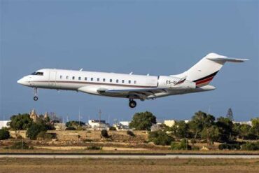NetJets Global 6500 Crew Reports Near Miss With Unidentified Silver Object During Climb From New York