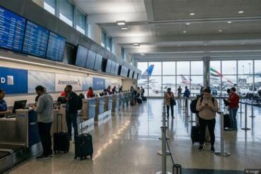 United Airlines Cuts 11 Chicago O’Hare Routes After FAA Extends Flight Capacity Restrictions