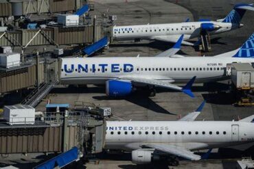 United Express Flight Returns After Passenger Calls 911 During Takeoff and Rushes Toward Front of Aircraft