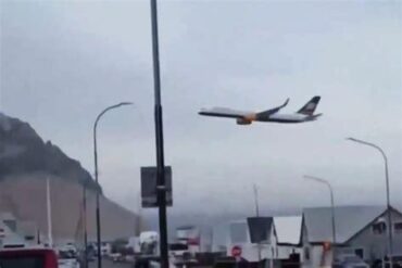 Veteran Icelandair Captain Loses License After Unauthorized Low Boeing 757 Flyover Over Hometown