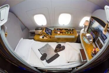 5 Things Business Class Passengers Do Onboard That Economy Passengers Rarely Experience