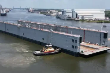 This 694-Foot Auxiliary Floating Dry Dock Can Sink and Resurface With Navy Destroyers