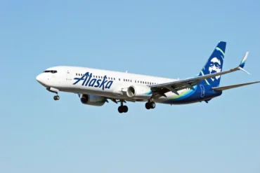 Alaska Airlines Flight 305 Enters Cockpit Lockdown After Passengers Threaten to Take Over Boeing 737