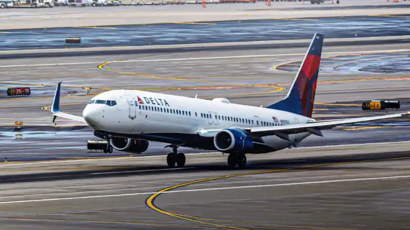 Boeing 737-900ER takeoff rotation showing extended fuselage and tail clearance