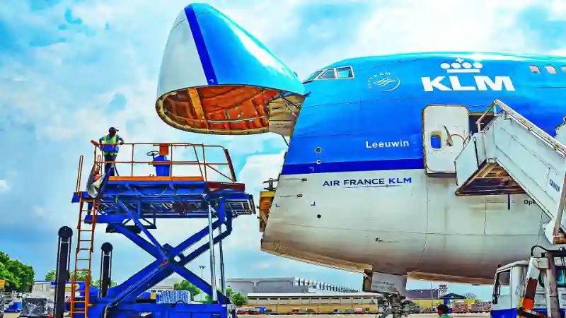 Boeing 747 cargo freighter nose door open upper deck cockpit