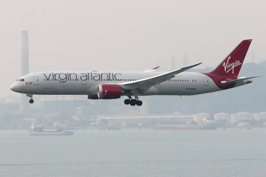 Boeing 787 widebody aircraft autoland approach through dense fog runway