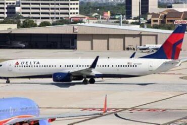 Delta Air Lines Boeing 737-900ER Returns to Atlanta After Right-Engine Failure