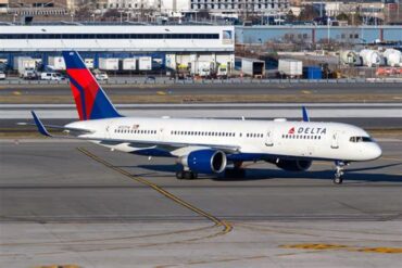 Delta Captain Falls Ill Midflight, Diverts Boeing 757 to Detroit for Medical Care