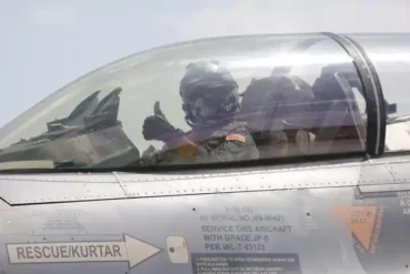 Why Does the F-16 Fighter Jet Have a Reclined Cockpit Seat? The 30-Degree Design Explained