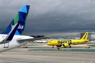 JetBlue Poised to Gain 22 Spirit Slots at LaGuardia as Google AI Data Deal Faces Union Objection
