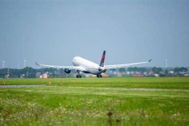 Rome-Bound Delta A330 Diverts to Canada After Engine Mechanical Emergency With 280 Onboard