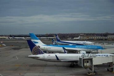 United Airlines Eyes JFK Expansion by Targeting Slots Held by Struggling Rivals