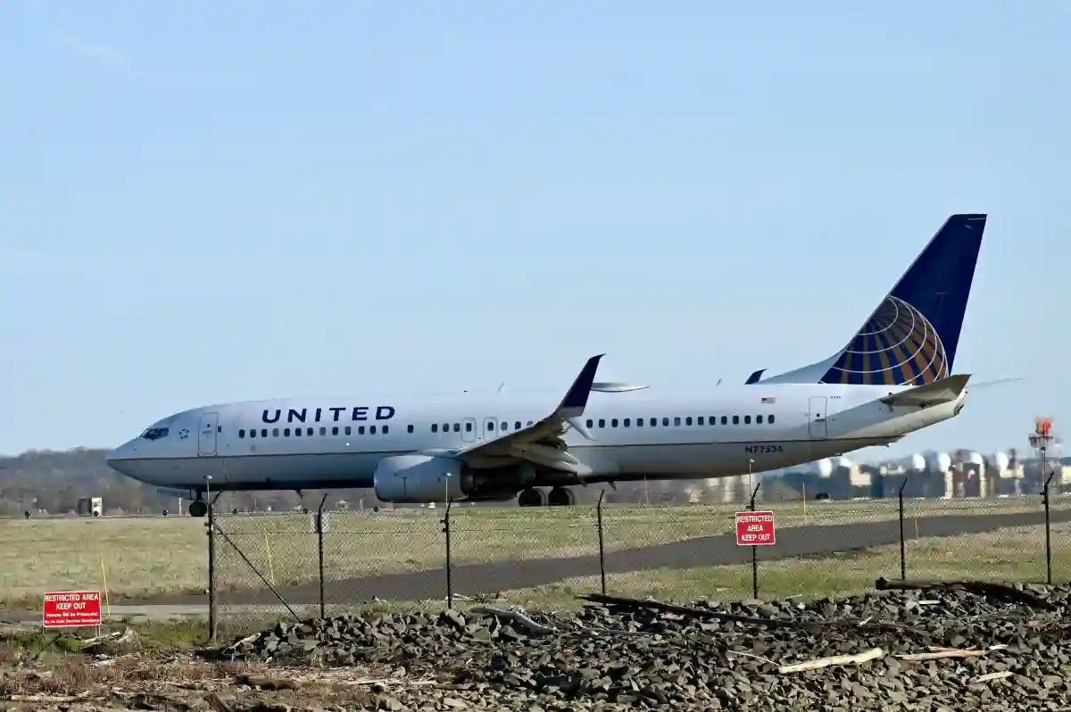 United Airlines LAX California regional network Santa Barbara Bakersfield Palm Springs San Diego