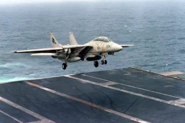 Why the F-14 Tomcat’s Wings Swept Forward for Carrier Landings