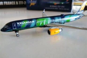 Icelandair Boeing 757 TF-FIU Lives On as Iconic Northern Lights Keychains