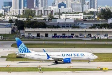 United Airlines Flight Diverts After Drunk Passenger Allegedly Attacks Crew and Tries to Open Door