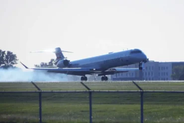 American Eagle CRJ900 Makes Emergency Return to St. Louis After Cabin Fills With Haze and Oxygen Masks Deploy