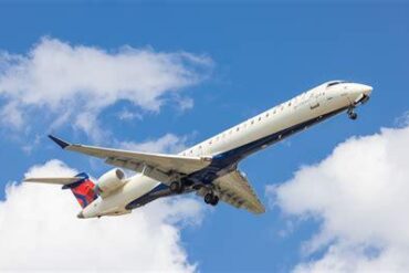 Delta CRJ900 Aborts LaGuardia Landing Seconds From Touchdown as NetJets Phenom 300 Takes Off Without Clearance