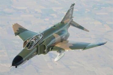 How Fast Can the F-4 Phantom Fly? The Mach 2.23 Speed That Made It a Cold War Legend