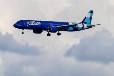JetBlue Creditors Hire Restructuring Advisers as Shares Sink to Record Low on Fuel Costs