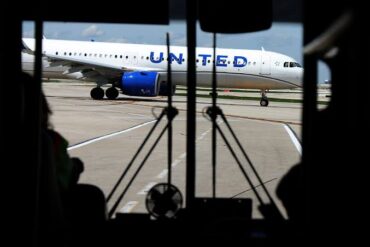 United Airlines Cuts 24 Chicago O’Hare Routes as FAA Flight Cap Reshapes Its Network
